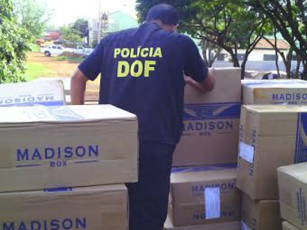 Policial do DOF examina carga de cigarrosfoto - CIDO COSTA/DOURADOSAGORA