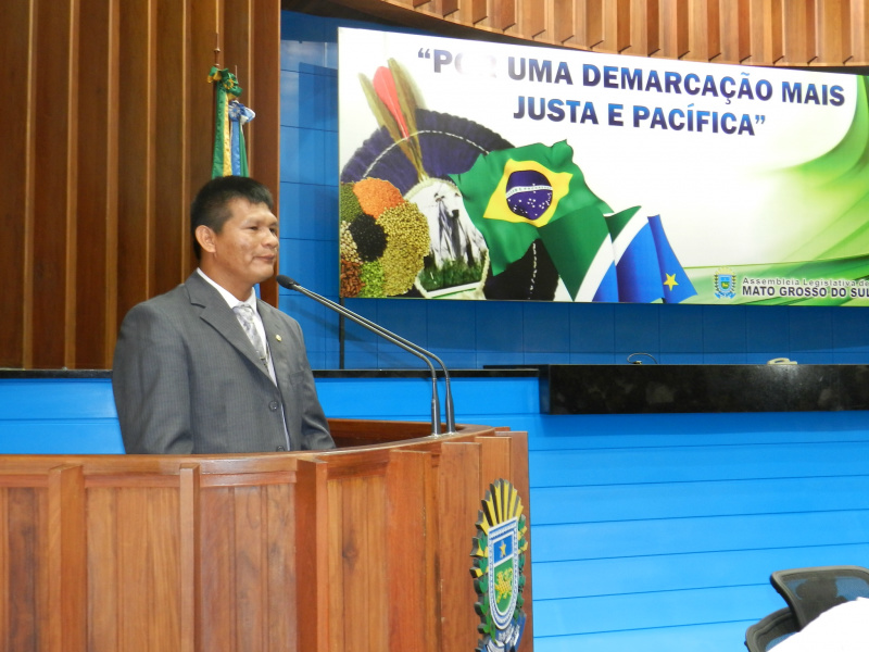  Aguilera Souza, vereador indígena de Dourados, durante o discurso, em audiência pública na Assembleia Legislativa. Foto: Divulgação
