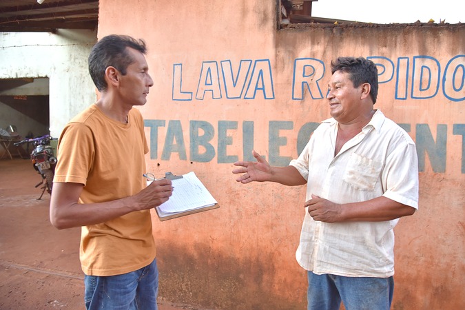 Chefe da Funai Fernando de Souza, discute plano de ação com o vice-residente da associação Comercial Indígena, Ernesto Dávila foto - Marcos Ribeiro 
