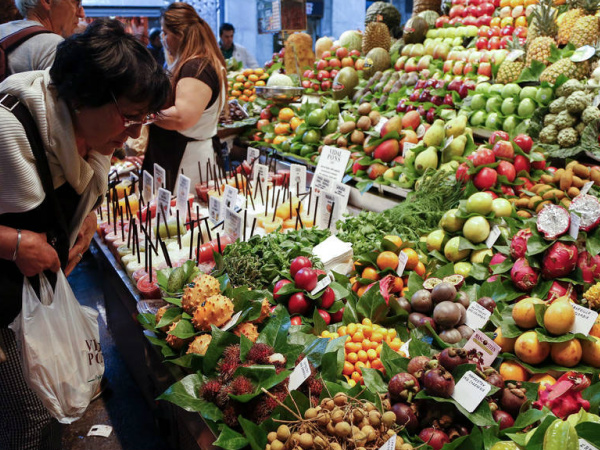 Uma cliente escolhendo frutas em um mercado em Barcelona, na Espanha Foto: FAO/Alessia Pierdomenico