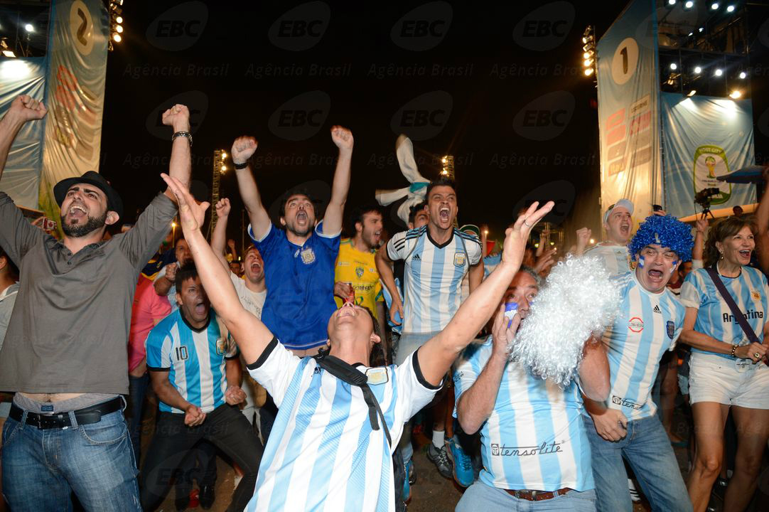 Torcedores argentinos comemoram classificação para final da Copa do Mundo na Fifa Fan Fest (Valter Campanato/Agência Brasil)