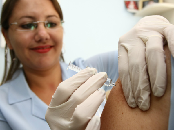  A meta é imunizar pelo menos 80% dessa população, considerada de risco para complicações por gripe