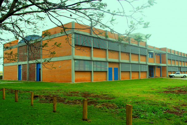 No pavimento superior, o prédio conta com outras oito salas de aula com capacidade para 217 acadêmicos, além da Secretaria Acadêmica. (Foto: Divulgação)