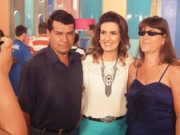 Jussilene Ferreira com o marido e Fátima Bernardes no set da Globofoto - facebook
