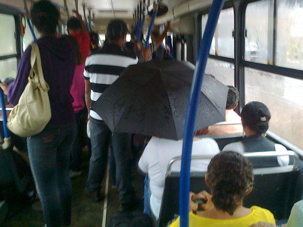 Usuário registrou momento de chuva dentro de um coletivo em Dourados