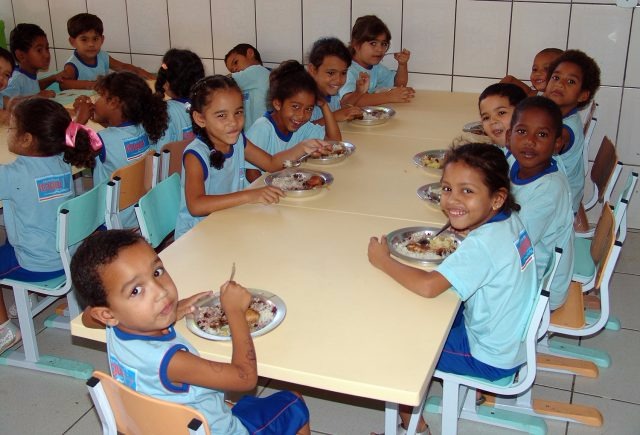Crianças da rede municipal de Itaguaí ganham reforço na merenda escolar com a inclusão de alimentos biofortificados, como o feijão: 50% mais zinco e 50% mais ferro. Foto: Divulgação/Arquivo Semaap