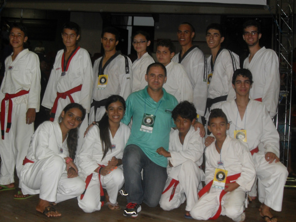 Equipe de taekwondistas de Dourados que se destacaram no Festival de Artes Marcial