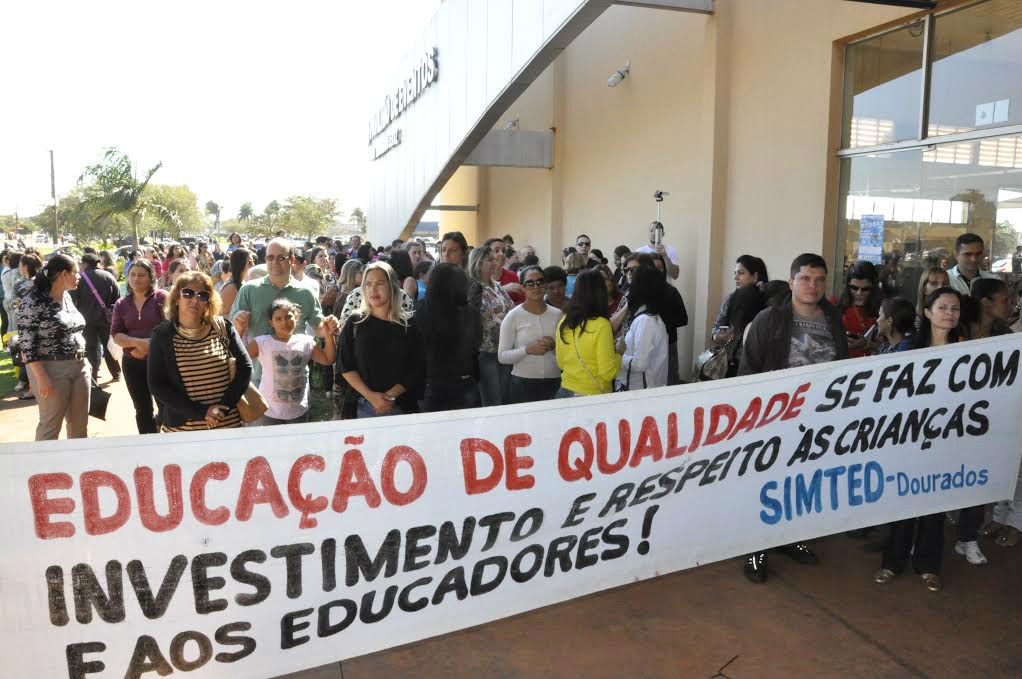 Professores durante protesto em frente ao centro de eventos Dom Teodardo Leitz, ao lado da prefeituraFoto: Hedio Fazan