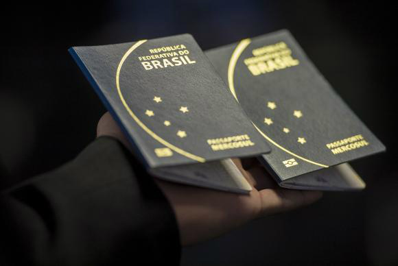 O novo passaporte comum eletrônico brasileiro passou a ser emitido na última segunda-feira (6) pela Polícia Federal e Casa da Moeda, e terá prazo de validade de 10 anos Marcelo Camargo/Agência Brasil