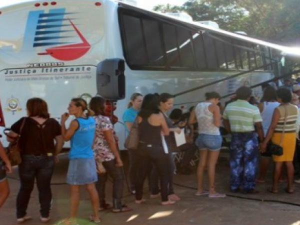 Ônibus da Justiça Itinerante durante atendimento ao público em bairro da Capital