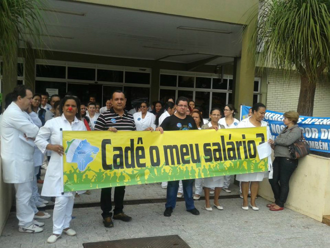 Enfermeiros e Sindicato de Enfermagem durante protesto na manhã de hoje em frente ao Hospital EvangélicoFoto: Divulgação/Faxebook