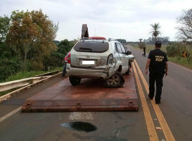 Depois de fugir de bloqueio, carro foi encontrado todo danificado próximo a uma ponte, em Fátima do Sul (Foto: Divulgação/DOF)