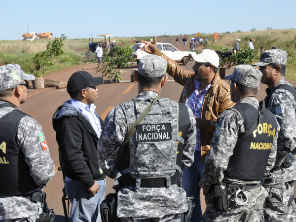 Força Nacional conversam com lideranças indígenas da Bororó que fecharam a Perimetralfoto - HÉDIO FAZAN