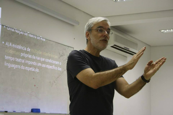 O professor convidado para a aula inaugural da Pós-Graduação em Teatro da UFGD será o professor doutor e diretor André Carreira. (Foto: Divulgação)