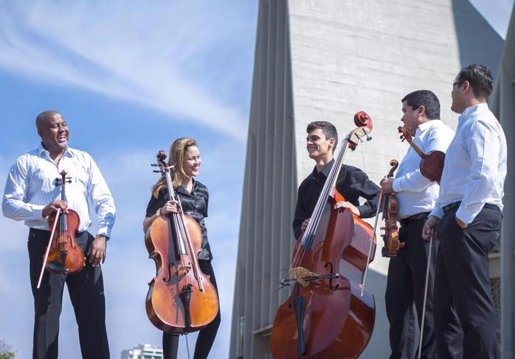   Quinteto de Cordas de Maringá (PR) é formado por Pedro Henrique, Luiz Carlos Franzão Junior (violino); Abner Marcelino (viola), Camila Rocha (violoncelo) e Douglas Lemes (contrabaixo)