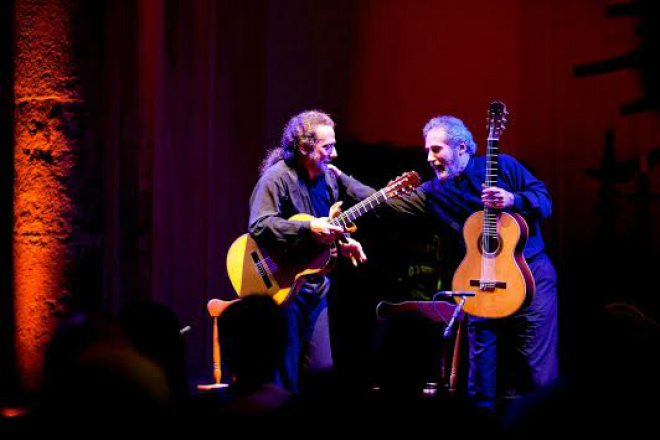 Os irmãos Assad se cumprimentam após apresentação; duo de violão em Dourados no dia 5Crédito: Beto Figueiroa