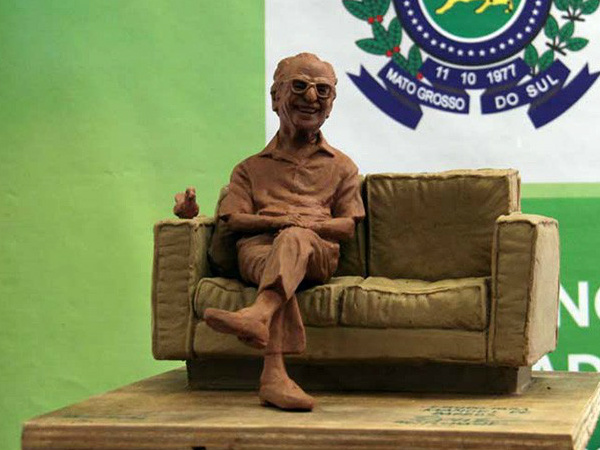 Modelo da estátua em bronze do poeta Manoel de Barros, encomendada pelo Governo de Mato Grosso do Sul ao artista plástico Ique Woitschach