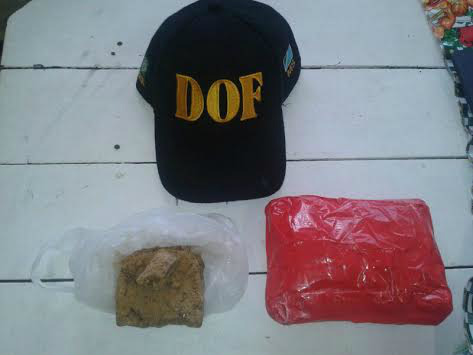 Droga foi localizada no bolsa da jovemFoto: DOF
