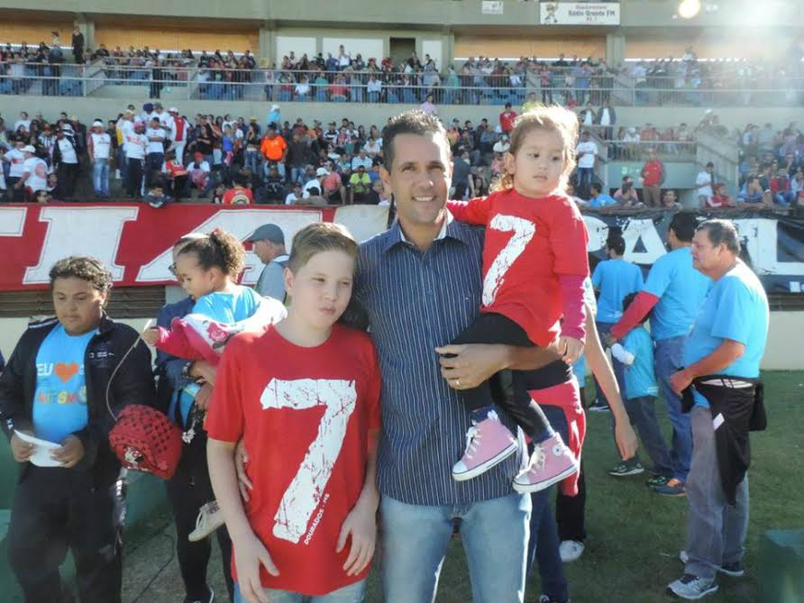 Chiquinho Lima com seus filhos antes da primeira final entre Sete x Comercial no Douradãofoto: Renato Giansante