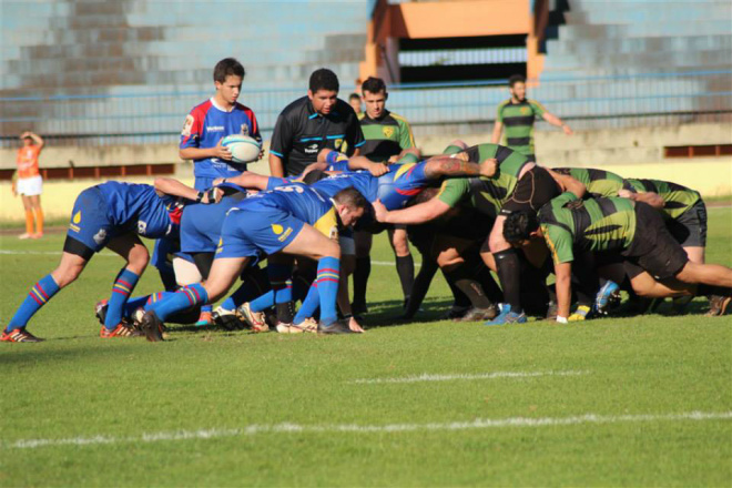 Campo Grande Rugby (de azul) perdeu a invencibilidade de 6 anos contra DouradosFoto: Dourados Rugby
