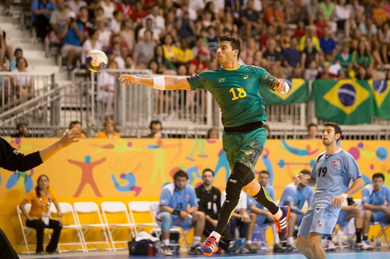 Felipe Borges salta para marcar o gol contra os uruguaiosFoto: Cinara Piccolo/Photo&