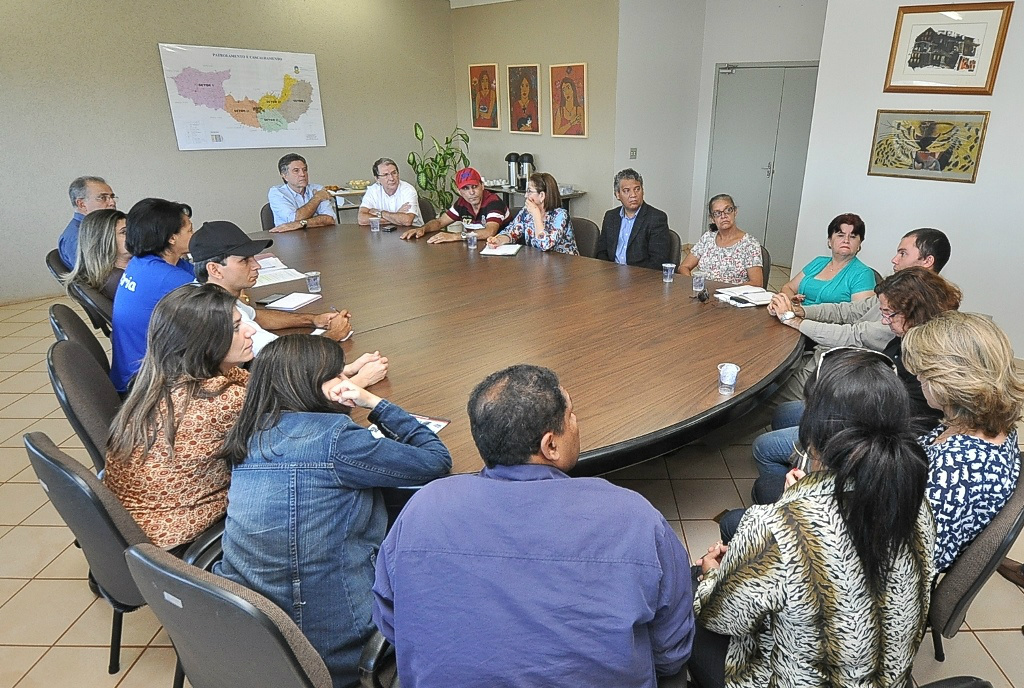  Reunião entre o prefeito Murilo, secretário de Saúde Sebastião Nogueira e trabalhadores da saúdeCrédito: A. Frota