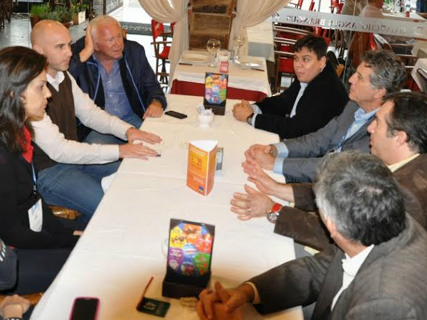 Prefeito Murilo e secretária Neire conversam com empresários paraguaios durante a Expo Paraguai; divulgação da Feira Agrometal Foto: Dênes de Azevedo​
