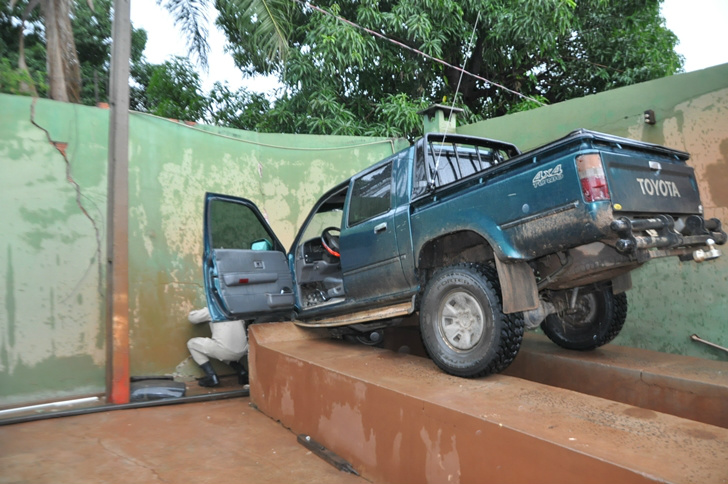 Na colisão, a caminhonete destruiu parte do muro vizinho - Foto: Maikon Leal/Coxim Agora