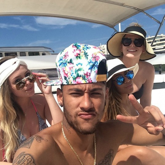 Neymar publica foto se divertindo com amigas de Marquezine em Ibiza