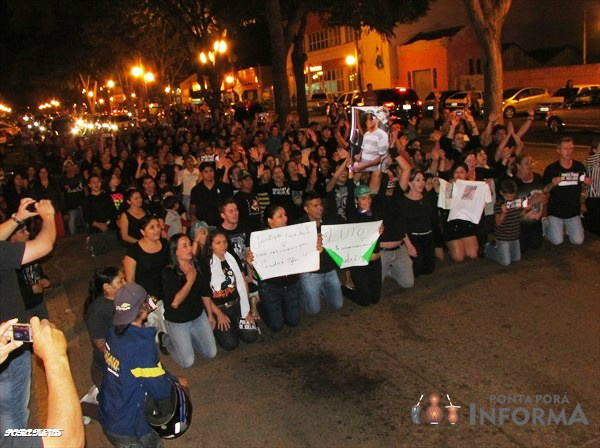 Durante manifesto, ontem, a população se pôs de joelhos e e pediu segurançaFoto: Ponta Porã Informa