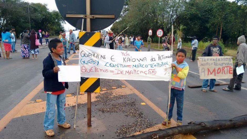 Caiuás bloqueiam trecho de rodovia.foto - Caarapó News