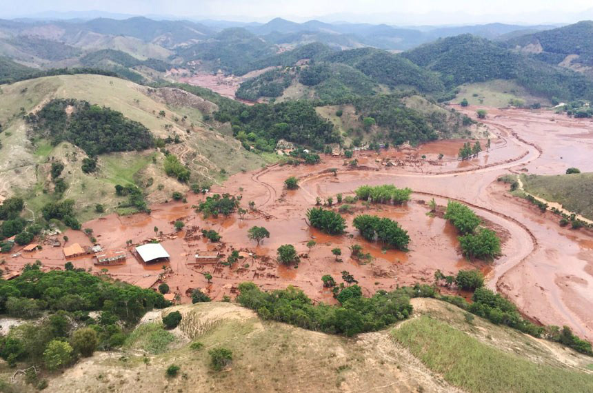 Vazamento de barragem em Mariana foi um dos piores desastres ambientais da história no BrasilCorpo de Bombeiros-MG