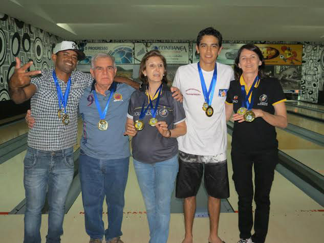 Os campeões do 4º Open de Boliche (da esquerda para direita) Cezinha, Nei, Lira, Rodrigo e Marlene (Foto: Divulgação/FBOLMS)