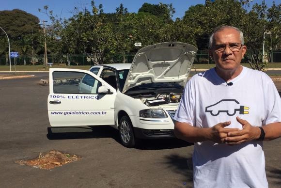 O aposentado Elifas do Amaral transformou um veículo normal em carro elétrico e o abastece com a energia de sua rede domésticaReprodução / Agência Brasil