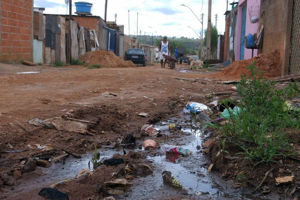 Casas à beira da Via Estrutural, no Distrito Federal: direito ao saneamento foi declarado um direito humano pela Assembleia Geral da ONU em 2010. Foto: Elza Fiúza/ABr