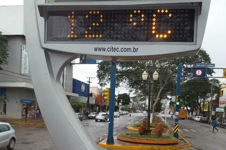 No termômetro do centro da cidade, às 9h, a temperatura registrada era de 12º C (Foto: Cido Costa)