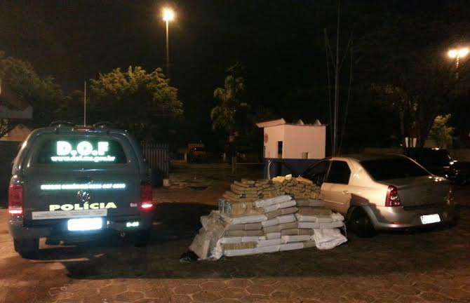 Carro apreendido transportando 732 quilos de droga foi a segunda ocorrência na noite de ontem (Foto: Divulgação DOF)