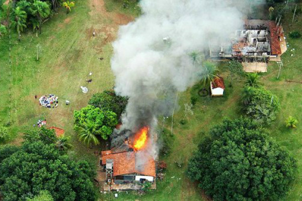 Durante o confronto em 2013, índios atearam fogo na sede da fazenda Burito em Sidrolândia. (Foto: Moisés Palácios/arquivo)