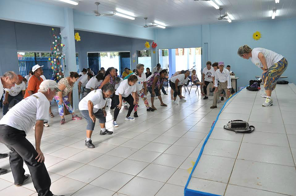 Foto A. FrotaNo CCI do Parque I idosos tiveram ginástica e participaram de uma roda de conversa​
