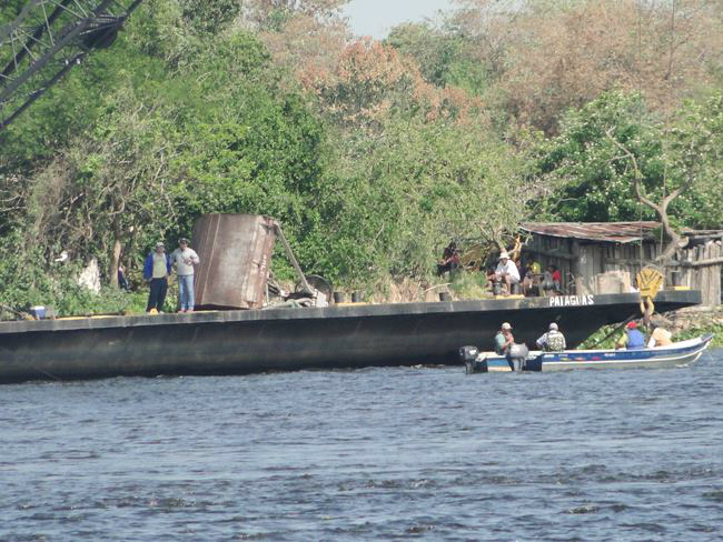 Equipes buscam corpos e tentam remover embarcação do fundo de rioFoto: Divulgação