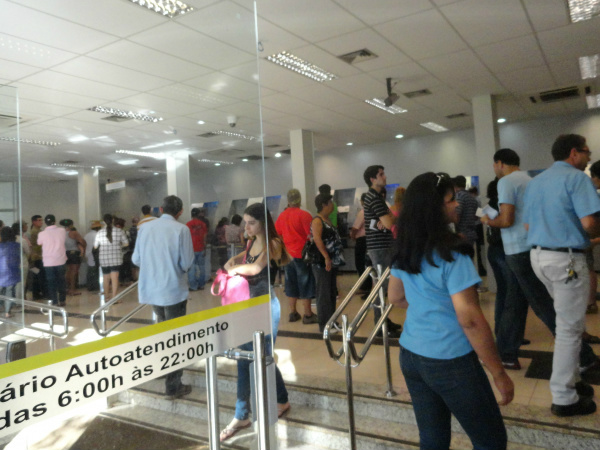 Novo sistema penaliza clientes, que amargam horas na fila do Banco do Brasil em Dourados. foto - Cido Costa