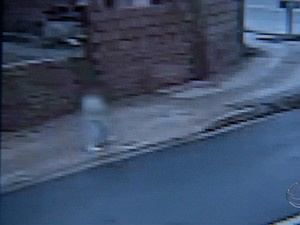Imagens mostram menina andando sozinha na ruano sábado de manhã(Foto: Reprodução/TV Morena)