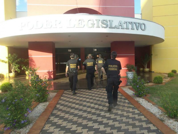 Policiais Federais apreenderam documentos e computadores na Câmara de Naviraifoto - Cido Costa/DOURADOSAGORA