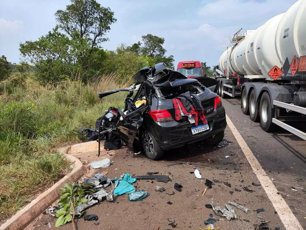 Motorista morre na BR-262 em colisão entre carro e carreta