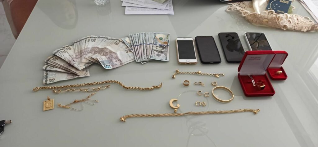Operação em Dourados prende uma pessoa e apreende dinheiro, veículos, armas e celular em ouro