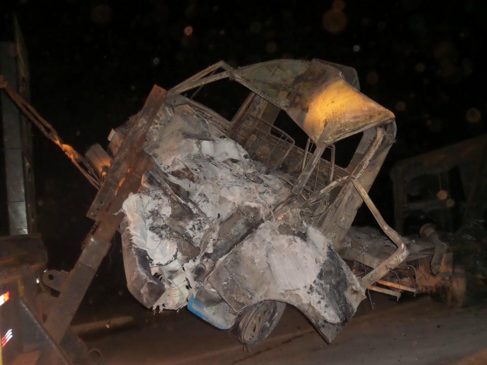 Após colisão contra caminhão carreta explode e motorista morre na BR-267