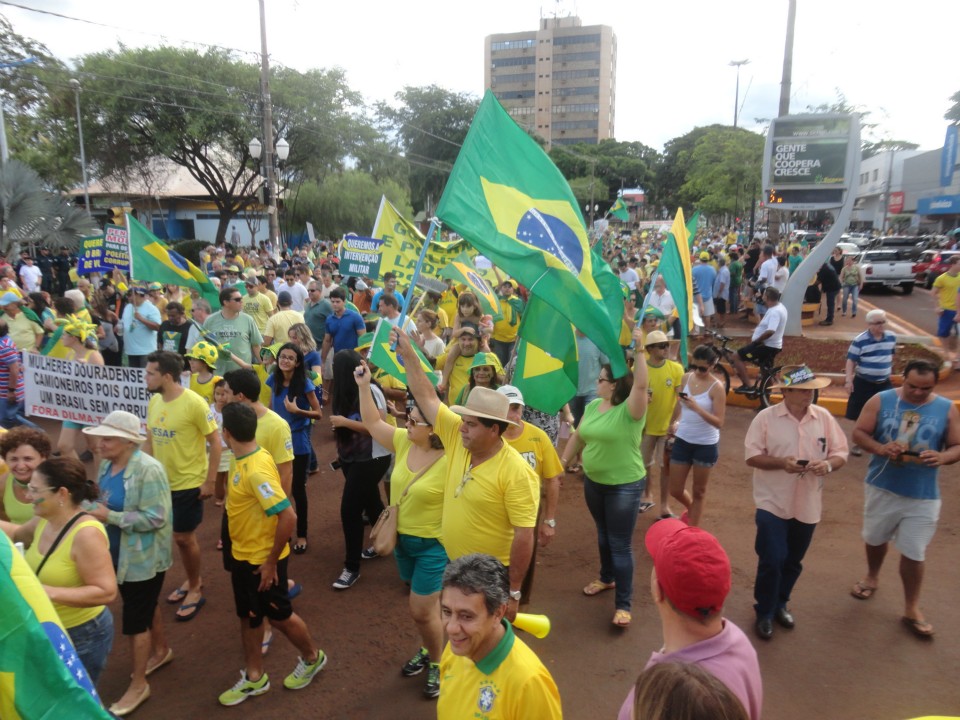 Protesto leva 6 mil pessoas às ruas de Dourados