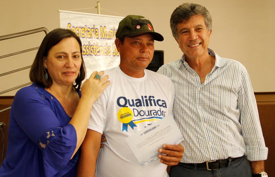 Murilo entrega certificados do 'Qualifica' a 300 trabalhadores