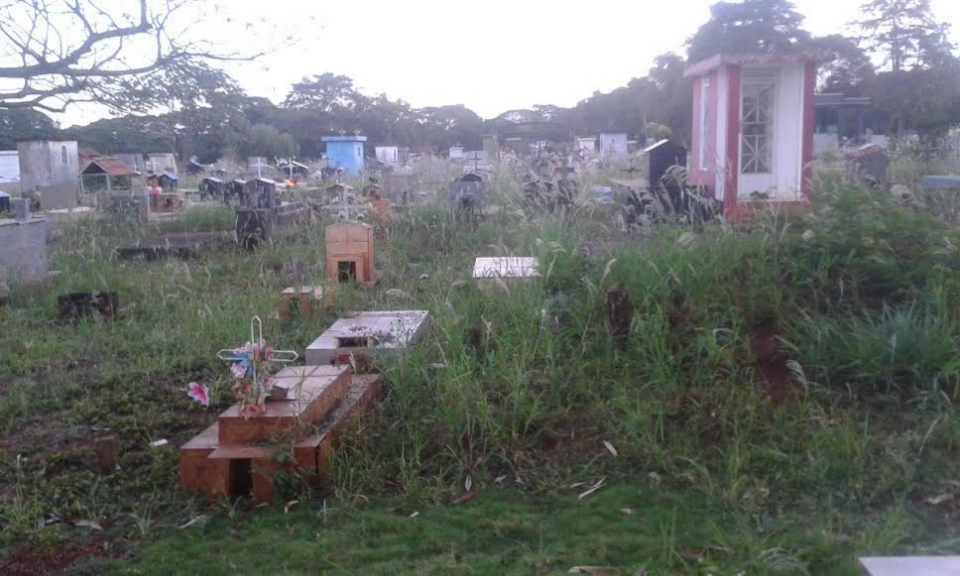 Cemitérios municipais estão tomados por lixo e criadouros