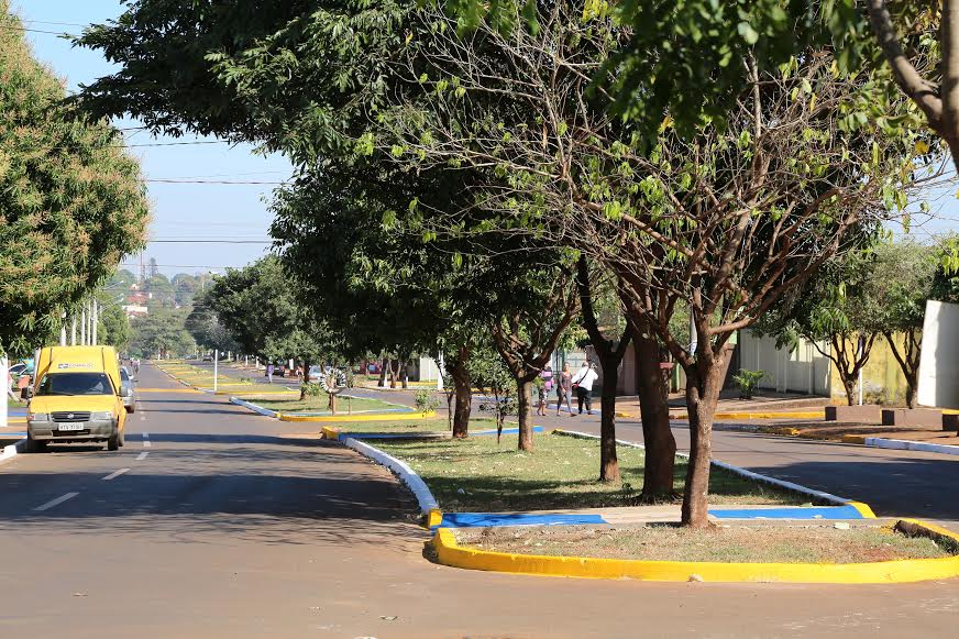 Prefeito entrega 165 mil m² de asfalto beneficiando oito bairros